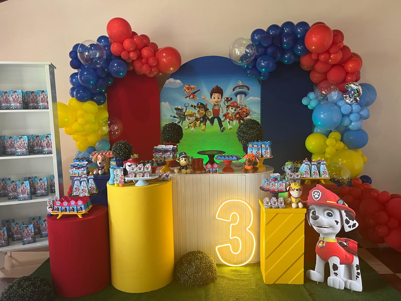 Decoração de festa de aniversário Três Tons Decor